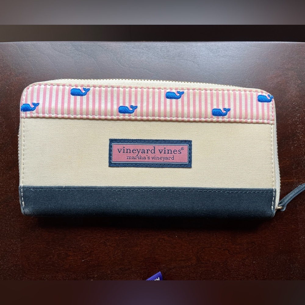 Vineyard Vines Zipper Wallet - EUC